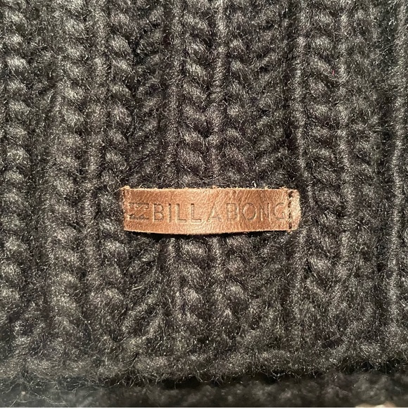 Billabong beanie! (Pom Pom is removable) - Picture 2 of 4